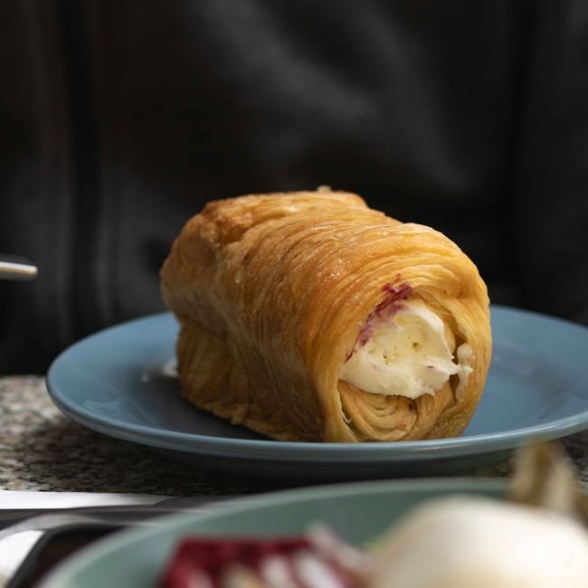 Gros plan d'un cannolo garni de crème.