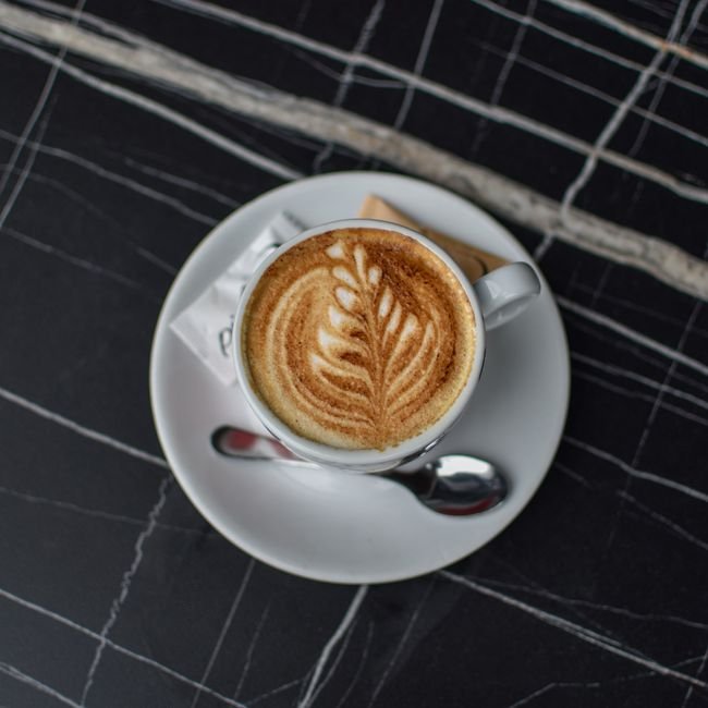Cappuccino avec dessin dans la mousse.