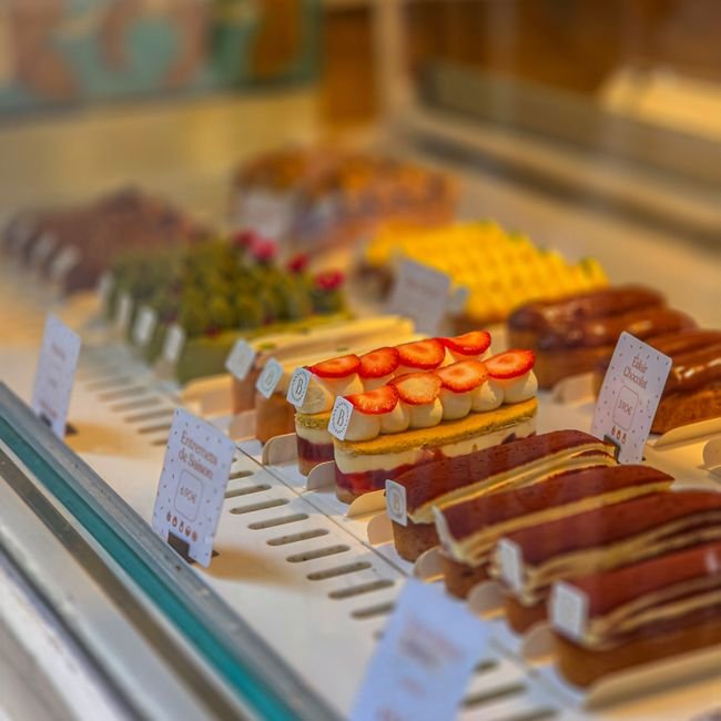Bacs de gelato coloré dans une vitrine.