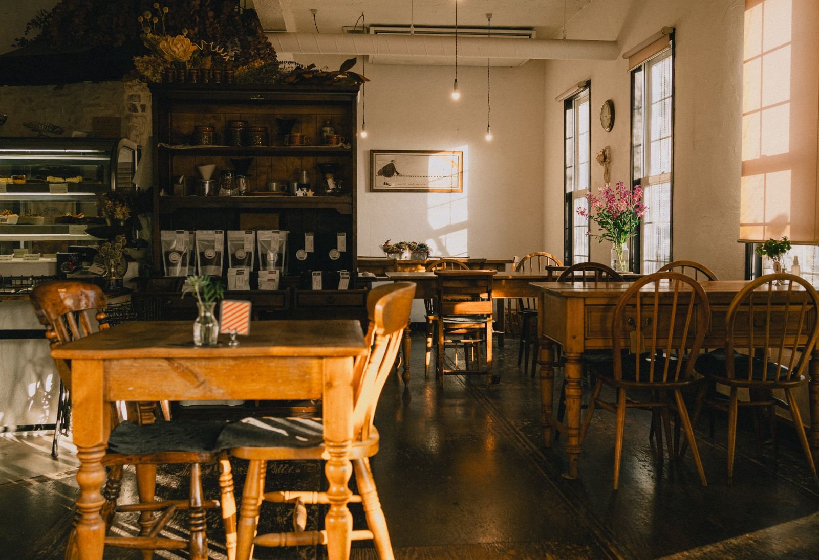 Intérieur chaleureux d'un café italien vintage.